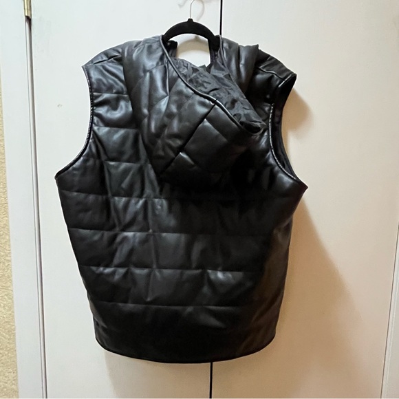 VENUS Black Quilted Vest with Zipper Closure and Hood - Picture 6 of 7
